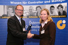 (C) fotodienst/Anna Rauchenberger - Wien, 22.4.2008 - Das Österreichisches Controller Institut konnte wieder zahlreichen Absolventen die Controller-Diplome in feierlichem Rahmen überreichen. FOTO: Bernd Kadic, Geschäftsführer des ÖCI, überreicht Diplome an die Absolventen.