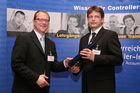 (C) fotodienst/Anna Rauchenberger - Wien, 22.4.2008 - Das Österreichisches Controller Institut konnte wieder zahlreichen Absolventen die Controller-Diplome in feierlichem Rahmen überreichen. FOTO: Bernd Kadic, Geschäftsführer des ÖCI, überreicht Diplome an die Absolventen.