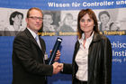 (C) fotodienst/Anna Rauchenberger - Wien, 22.4.2008 - Das Österreichisches Controller Institut konnte wieder zahlreichen Absolventen die Controller-Diplome in feierlichem Rahmen überreichen. FOTO: Bernd Kadic, Geschäftsführer des ÖCI, überreicht Diplome an die Absolventen.