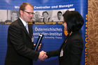 (C) fotodienst/Anna Rauchenberger - Wien, 22.4.2008 - Das Österreichisches Controller Institut konnte wieder zahlreichen Absolventen die Controller-Diplome in feierlichem Rahmen überreichen. FOTO: Bernd Kadic, Geschäftsführer des ÖCI, überreicht Diplome an die Absolventen.