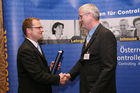 (C) fotodienst/Anna Rauchenberger - Wien, 22.4.2008 - Das Österreichisches Controller Institut konnte wieder zahlreichen Absolventen die Controller-Diplome in feierlichem Rahmen überreichen. FOTO: Bernd Kadic, Geschäftsführer des ÖCI, überreicht Diplome an die Absolventen.