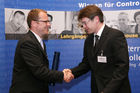 (C) fotodienst/Anna Rauchenberger - Wien, 22.4.2008 - Das Österreichisches Controller Institut konnte wieder zahlreichen Absolventen die Controller-Diplome in feierlichem Rahmen überreichen. FOTO: Bernd Kadic, Geschäftsführer des ÖCI, überreicht Diplome an die Absolventen.