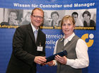 (C) fotodienst/Anna Rauchenberger - Wien, 22.4.2008 - Das Österreichisches Controller Institut konnte wieder zahlreichen Absolventen die Controller-Diplome in feierlichem Rahmen überreichen. FOTO: Bernd Kadic, Geschäftsführer des ÖCI, überreicht Diplome an die Absolventen.