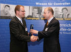 (C) fotodienst/Anna Rauchenberger - Wien, 22.4.2008 - Das Österreichisches Controller Institut konnte wieder zahlreichen Absolventen die Controller-Diplome in feierlichem Rahmen überreichen. FOTO: Bernd Kadic, Geschäftsführer des ÖCI, überreicht Diplome an die Absolventen.