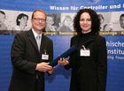 (C) fotodienst/Anna Rauchenberger - Wien, 22.4.2008 - Das Österreichisches Controller Institut konnte wieder zahlreichen Absolventen die Controller-Diplome in feierlichem Rahmen überreichen. FOTO: Bernd Kadic, Geschäftsführer des ÖCI, überreicht Diplome an die Absolventen.