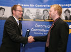 (C) fotodienst/Anna Rauchenberger - Wien, 22.4.2008 - Das Österreichisches Controller Institut konnte wieder zahlreichen Absolventen die Controller-Diplome in feierlichem Rahmen überreichen. FOTO: Bernd Kadic, Geschäftsführer des ÖCI, überreicht Diplome an die Absolventen.