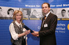 (C) fotodienst/Anna Rauchenberger - Wien, 22.4.2008 - Das Österreichisches Controller Institut konnte wieder zahlreichen Absolventen die Controller-Diplome in feierlichem Rahmen überreichen. FOTO: Dr. Christian Horak, Geschäftsführender Partner, Contrast Management Consulting, überreicht Diplome an die Absolventen.