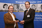 (C) fotodienst/Anna Rauchenberger - Wien, 22.4.2008 - Das Österreichisches Controller Institut konnte wieder zahlreichen Absolventen die Controller-Diplome in feierlichem Rahmen überreichen. FOTO: Dr. Christian Horak, Geschäftsführender Partner, Contrast Management Consulting, überreicht Diplome an die Absolventen.