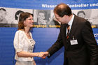 (C) fotodienst/Anna Rauchenberger - Wien, 22.4.2008 - Das Österreichisches Controller Institut konnte wieder zahlreichen Absolventen die Controller-Diplome in feierlichem Rahmen überreichen. FOTO: Dr. Christian Horak, Geschäftsführender Partner, Contrast Management Consulting, überreicht Diplome an die Absolventen.