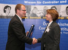 (C) fotodienst/Anna Rauchenberger - Wien, 22.4.2008 - Das Österreichisches Controller Institut konnte wieder zahlreichen Absolventen die Controller-Diplome in feierlichem Rahmen überreichen. FOTO: Bernd Kadic, Geschäftsführer des ÖCI, überreicht Diplome an die Absolventen.