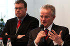 Prof. Andreas Tünnermann (Leiter des Frauenhofer-Instituts für Angewandte Optik und Feinmechanik, Jena) und Prof. Hans-Jörg Bullinger (Präsident der Frauenhofer-Gesellschaft, München) präsentierten auf der Hannover Messe 2008 Studien zum Thema 