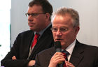 Prof. Andreas Tünnermann (Leiter des Frauenhofer-Instituts für Angewandte Optik und Feinmechanik, Jena) und Prof. Hans-Jörg Bullinger (Präsident der Frauenhofer-Gesellschaft, München) präsentierten auf der Hannover Messe 2008 Studien zum Thema 