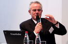 Prof. Hans-Jörg Bullinger (Präsident der Frauenhofer-Gesellschaft, München) präsentierte auf der Hannover Messe 2008 Studien zum Thema 