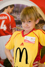 Die McDonald's Fussball Eskorte ist mittlerweile fester Bestandteil großer nationaler und internationaler Fußball-Events. Das gilt zum einen für die Österreichische Bundesliga und zum anderen für die UEFA EURO 2008™ in Österreich und der Schweiz. Denn bei der kommenden Fußball-Europameisterschaft werden erneut Kinder von 6 - 10 Jahren mit den Superstars ins Stadion einlaufen.