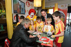 Die McDonald's Fussball Eskorte ist mittlerweile fester Bestandteil großer nationaler und internationaler Fußball-Events. Das gilt zum einen für die Österreichische Bundesliga und zum anderen für die UEFA EURO 2008™ in Österreich und der Schweiz. Denn bei der kommenden Fußball-Europameisterschaft werden erneut Kinder von 6 - 10 Jahren mit den Superstars ins Stadion einlaufen.