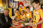 Die McDonald's Fussball Eskorte ist mittlerweile fester Bestandteil großer nationaler und internationaler Fußball-Events. Das gilt zum einen für die Österreichische Bundesliga und zum anderen für die UEFA EURO 2008™ in Österreich und der Schweiz. Denn bei der kommenden Fußball-Europameisterschaft werden erneut Kinder von 6 - 10 Jahren mit den Superstars ins Stadion einlaufen.