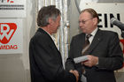 Feierlichkeit zur Dachgleiche, Wien 23., Welingergasse 7. 
Foto v.li: Hans Portschy (Polier); Walter Zwiauer (WBV; Vors.des GPA Privatstiftungsvorstandes)
©fotodienst/Nadine Bargad