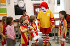 (C) fotodienst/Anna Rauchenberger - Wien, 8.4.2008 - EURO 2008: Die ersten Fußball Eskorte Kinder stehen fest! FOTO: Fußball Eskorte Kinder, Ronald McDonald.