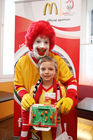 (C) fotodienst/Anna Rauchenberger - Wien, 8.4.2008 - EURO 2008: Die ersten Fußball Eskorte Kinder stehen fest! FOTO: Fußball Eskorte Kind Florian Kollmar mit Ronald McDonald.