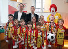 (C) fotodienst/Anna Rauchenberger - Wien, 8.4.2008 - EURO 2008: Die ersten Fußball Eskorte Kinder stehen fest! FOTO: Fußball Eskorte Kinder mit Andreas Schmidlechner (Director Marketing und Communications McDonald?s Österreich), Sportsstaatssekretär Reinhold Lopatka, Ronald McDonald (v.l.)