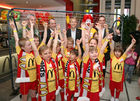 (C) fotodienst/Anna Rauchenberger - Wien, 8.4.2008 - EURO 2008: Die ersten Fußball Eskorte Kinder stehen fest! FOTO: Fußball Eskorte Kinder mit Michael Konsel (Fußballlegende), Patrick Köck (Franchisenehmer McDonald?s Restaurant Handelskai), Sportsstaatssekretär Reinhold Lopatka, Ronald McDonald, Andreas Schmidlechner (Director Marketing und Communications McDonald?s Österreich) (v.l.)