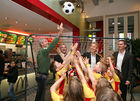 (C) fotodienst/Anna Rauchenberger - Wien, 8.4.2008 - EURO 2008: Die ersten Fußball Eskorte Kinder stehen fest! FOTO: Fußball Eskorte Kinder mit Michael Konsel (Fußballlegende), Patrick Köck (Franchisenehmer McDonald?s Restaurant Handelskai), Sportsstaatssekretär Reinhold Lopatka, Andreas Schmidlechner (Director Marketing und Communications McDonald?s Österreich) (v.l.)