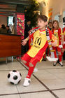 (C) fotodienst/Anna Rauchenberger - Wien, 8.4.2008 - EURO 2008: Die ersten Fußball Eskorte Kinder stehen fest! FOTO: Fußball Eskorte Kinder beim 'Kicken'