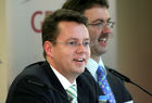 Moderator Dr. Peter Schwark (GDV); Dr. Maximilian Zimmerer (Vorsitzender des GDV-Hauptausschusses Lebensversicherung und Pensionsfonds). (C)Fotodienst/Markus Mirschel