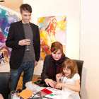 (c) fotodienst / Anna Rauchenberger - Wien, am 09.05.2011 - Heute wurde der 'Kunstmediator 2011' von den IG Galerien gekürt. Der Preis wird einmal jährlich an Personen, Organisationen oder Unternehmen für besondere Verdienste bei der Vermittlung von Kunst verliehen. Der Award, eine Edelstahl-Skulptur, wurde heute im Kunstraum in den Ringstraßen Galerien vom Vorjahrespreisträger überreicht.