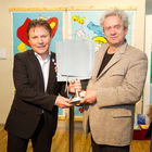 (c) fotodienst / Anna Rauchenberger - Wien, am 09.05.2011 - Heute wurde der 'Kunstmediator 2011' von den IG Galerien gekürt. Der Preis wird einmal jährlich an Personen, Organisationen oder Unternehmen für besondere Verdienste bei der Vermittlung von Kunst verliehen. Der Award, eine Edelstahl-Skulptur, wurde heute im Kunstraum in den Ringstraßen Galerien vom Vorjahrespreisträger überreicht. FOTO v.l.: Johann Baumgartner, Kunstmediator 2010, übergibt den Preis 2011 an Willy Puchner, Fotograf, Zeichner, Maler.