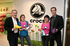 (C) fotodienst/Anna Rauchenberger - Wien 14.03.2008  - CROCS eröffnet eine neue Filiale in der Shopping City Süd in Vösendorf. FOTO: Crocs Österreich Geschäftsführer Ernst Widmann mit Familie.