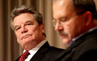 Zeitzeuge Joachim Gauck (erster Bundesbeauftragter für die Unterlagen des Staatssicherheitsdienstes der ehemaligen DDR) und Moderator Rainer Eckert (Direktor des Zeitgeschichtlichen
Forums Leipzig). (C)Fotodienst/Markus Mirschel