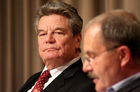 Zeitzeuge Joachim Gauck (erster Bundesbeauftragter für die Unterlagen des Staatssicherheitsdienstes der ehemaligen DDR) und Moderator Rainer Eckert (Direktor des Zeitgeschichtlichen
Forums Leipzig). (C)Fotodienst/Markus Mirschel