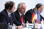 Hervé Novelli (Staatssekretär im französischen Wirtschaftsministerium); Prof. Dr. Dr. h.c. mult. August-Wilhelm Scheer (BITKOM-Präsident); Jean Monet (Präsident Syntec Informatique). (C)Fotodienst/Markus Mirschel