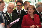 Der Besuch am diesjährigen Capgemini-Stand:
Hervé Novelli (Staatssekretär im französichen Wirtschaftsministerium); Antonio Schnieder (Group Executive Board Member, Capgemini); Bundeskanzlerin Angela Merkel (CDU). (C)Fotodienst/Markus Mirschel