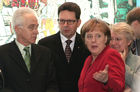 Der Besuch am diesjährigen Capgemini-Stand:
Antonio Schnieder (Group Executive Board Member, Capgemini); Bundeskanzlerin Angela Merkel (CDU); Annette Schavan (Bundesministerin für Bildung und Forschung, CDU). (C)Fotodienst/Markus Mirschel