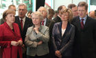 Der Besuch am diesjährigen Capgemini-Stand:
Bundeskanzlerin Angela Merkel (CDU); Michael Glos (Bundesminister für Wirtschaft und Technologie, CSU); Annette Schavan (Bundesministerin für Bildung und Forschung, CDU); Dagmar Wöhrl (Parlamentarische Staatssekretärin im Bundeswirtschaftsministerium); Christian Wulf (Niedersächsischer Ministerpräsident, CDU). (C)Fotodienst/Markus Mirschel