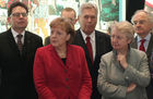 Der Besuch am diesjährigen Capgemini-Stand:
Antonio Schnieder (Group Executive Board Member, Capgemini); Bundeskanzlerin Angela Merkel (CDU); Michael Glos (Bundesminister für Wirtschaft und Technologie, CSU); Annette Schavan (Bundesministerin für Bildung und Forschung, CDU). (C)Fotodienst/Markus Mirschel