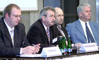 Michael Bartsch (Moderator, T-Systems Enterprise Service GmbH, Vorsitzender Arbeitskreis Homeland Security BITKOM); Gerold Reichenbach (MdB, SPD-Fraktion, Mitglied des Innenausschusses); Rolf Krost (Präsident der Bundesanstalt für den Digitalfunk der Behörden und Organisationen mit Sicherheitsaufgaben, BDBOS); Albrecht Broemme (Präsident der Bundesanstalt Technisches Hilfswerk, THW). 
(C)Fotodienst/Markus Mirschel