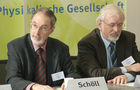 Prof. Eckehard Schöll (Tagungsleiter, Technische Universität Berlin, Institut für Theoretische Physik); Prof. Eberhard Umbach (DPG-Präsident, Vorstandsvorsitzender Forschungszentrum Karlsruhe). (C)Fotodienst/Markus Mirschel