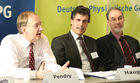 Prof. Sir John Pendry (Experte für Metamaterialien, Imperial College London, Chair in Theoretical Solid State Physics); Prof. Rolf Haug
(Sprecher DPG-Arbeitskreis Festkörperphysik, Universität Hannover, Institut für Festkörperphysik); Prof. Eckehard Schöll (Tagungsleiter, Technische Universität Berlin, Institut für Theoretische Physik). (C)Fotodienst/Markus Mirschel