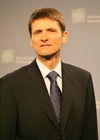 Dr. jur. Jörg Schneider* (CFO)