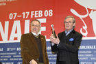 Start der Berlinale 2008. FOTO: Dieter Kosslick, Leiter der Internationalen Filmfestspiele Berlin; Georg Hornemann, Designer Berlinale-Kamera. (C) Fotodienst/Uwe Geisler