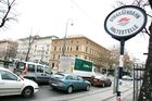 (C) fotodienst/Anna Rauchenberger - Wien 21.12.2006  - Ein Streifzug durch Wien. FOTO: Straßenbahn-Haltestellenschild, Station Dr. Karl-Renner-Ring.