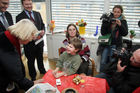 (C) Fotodienst/Anna Rauchenberger - 19.12.2007 - Wien - Der Verein neunerHAUS eröffnet das dritte Wohnhaus für obdachlose Menschen in Wien - Favoriten als Gemeinschaftsprojekt mit der Wohnbauvereinigung für Privatangestellte (WBV-GPA). FOTO: Hermine Mospointner (Bezirksvorsteherin von Favoriten) im Gespräch mit Bewohnern des neuen Hauses.