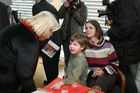 (C) Fotodienst/Anna Rauchenberger - 19.12.2007 - Wien - Der Verein neunerHAUS eröffnet das dritte Wohnhaus für obdachlose Menschen in Wien - Favoriten als Gemeinschaftsprojekt mit der Wohnbauvereinigung für Privatangestellte (WBV-GPA). FOTO: Hermine Mospointner (Bezirksvorsteherin von Favoriten) im Gespräch mit Bewohnern des neuen Hauses.