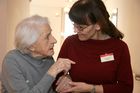 (C) fotodienst/Anna Rauchenberger - Wien 19.02.2007  - Gratulation zum 102. Geburtstag von Johanna Hilger durch die Bezirksseniorenbeauftragte und die Direktorin der Kursana Residenz Wien-Tivoli. FOTO v.l.: Johanna Hilger (102 Jahre), Erika Wagner (Residenz Kursana).