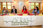 (c) fotodienst / Anna Rauchenberger - Wien, am 26.04.2011 - Das Gesundheitsministerium und der Verein 'Tierschutz macht Schule' präsentierten eine neue Initiative 'Mensch und Tier, aber sicher!' im Schönbrunner Schlosspark. FOTO v.l.: Monika Weinzettl, Schauspielerin, BM Alois Stöger, Gesundheitsminister,  Maggie Entenfellner, Vizepräsidentin des Vereins 'Tierschutz macht Schule', Mag. Gudrun Braun, Hundeexpertin