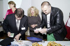 (c) fotodienst/Dan Carabas - Wien 18.10.07 - Der Steuerkreuzweg: 5 Jahresfeier der Steuerberatungskanzlei Steuer & Service  - FOTO: v.li. Mag. Ernst Platka, Jeannine Schiller, Alois Gmeiner
