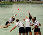 So gehen Weltmeister im Men`s Coxed Four mit ihrem Steuermann um.